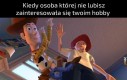 Hiperbolizuję na potrzeby mema, ale jest to nerwujące