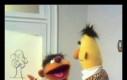 Ernie narysował diagram, na którym pokazuje Bertowi