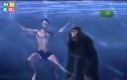 W wodzie szympansy toną