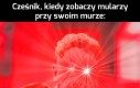 Wygląda na rozsierdzonego