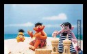 Ernie wesoło bawił się na plaży