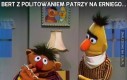 Bert z politowaniem patrzy na Erniego...