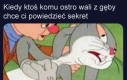 Czy to bagietka czosnkowa zagryzana śmieciami z kubła?