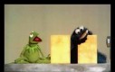 Kermit i Ciasteczkowy Potwór z dumą pokazują