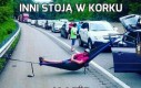 Inni stoją w korku