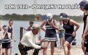Policjant na plaży mierzy, czy strój kąpielowy...