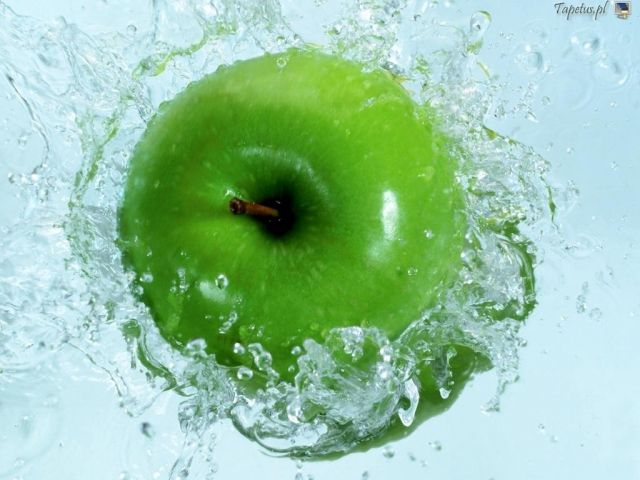 Jabłko w wodzie.....
